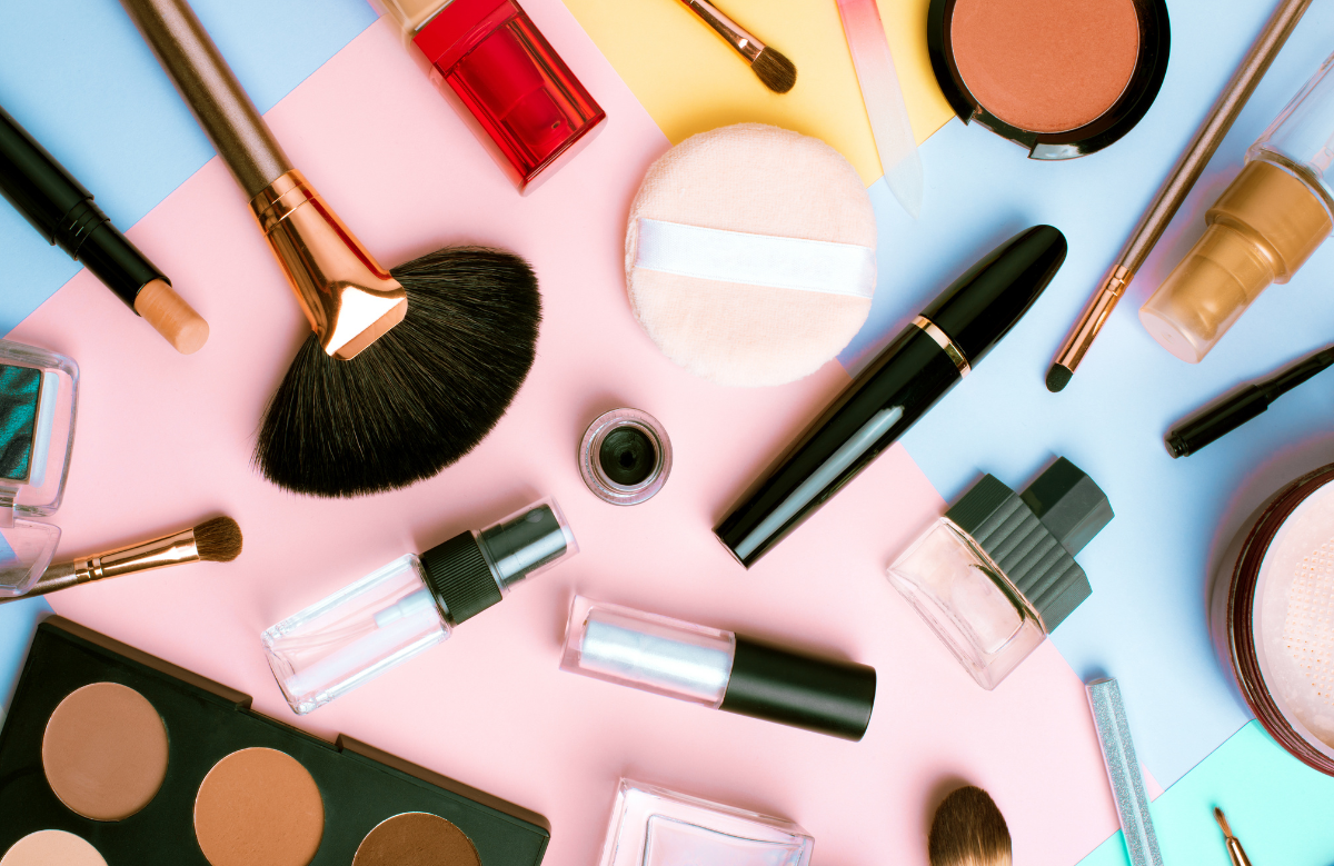 Selección de productos cosméticos y accesorios